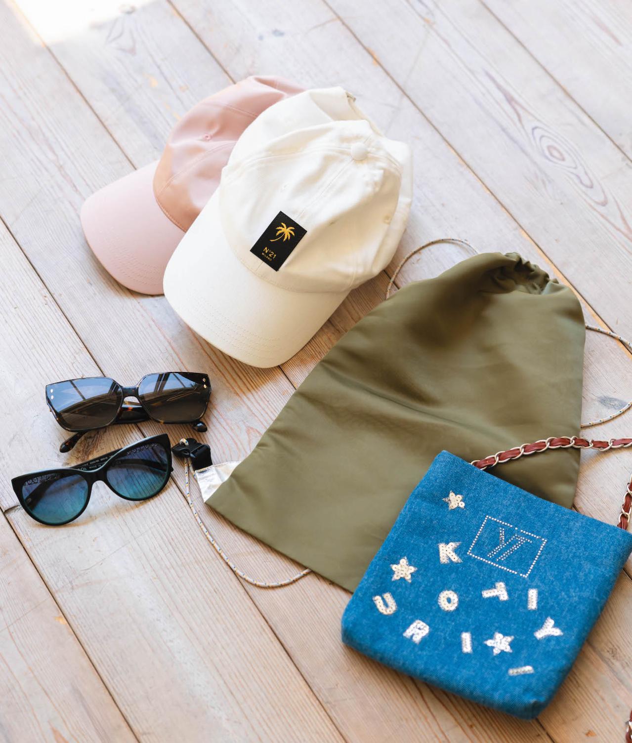 【68歳・かたせ梨乃さん】「バッグの中身」「私服ショット」を公開！ ゆる〜い散歩が続く理由に納得！（画像3）