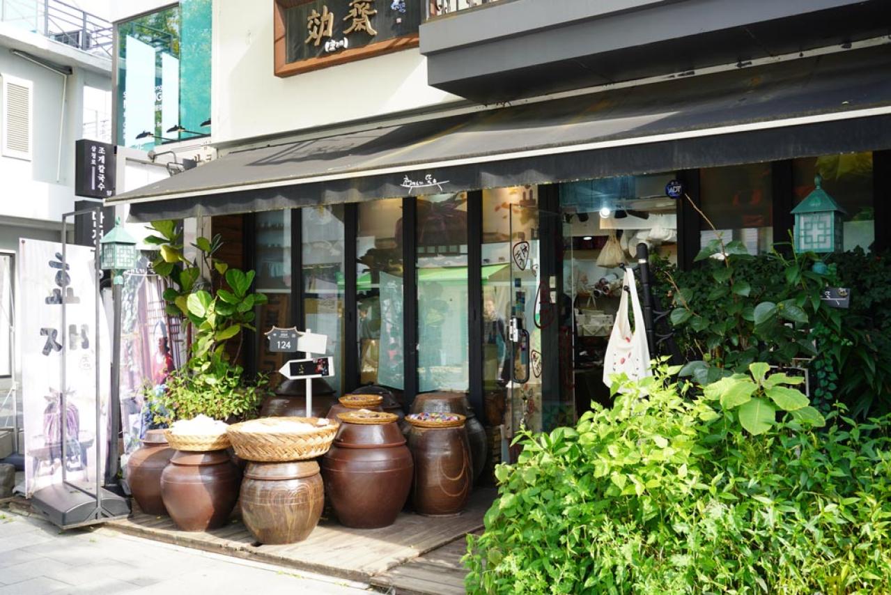 【2025最新 韓国旅行】ソウルで見つけた大人の隠れ道！老舗が並ぶ三清洞と行列必至のすいとん店へ（画像13）