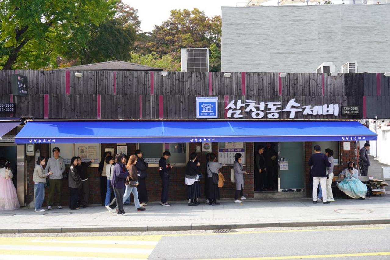 【2025最新 韓国旅行】ソウルで見つけた大人の隠れ道！老舗が並ぶ三清洞と行列必至のすいとん店へ（画像18）