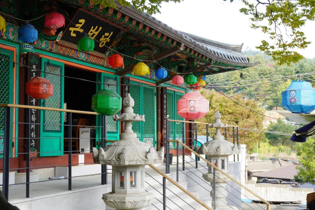 【2025最新 韓国旅行】ソウルで見つけた大人の隠れ道！老舗が並ぶ三清洞と行列必至のすいとん店へ（画像2）