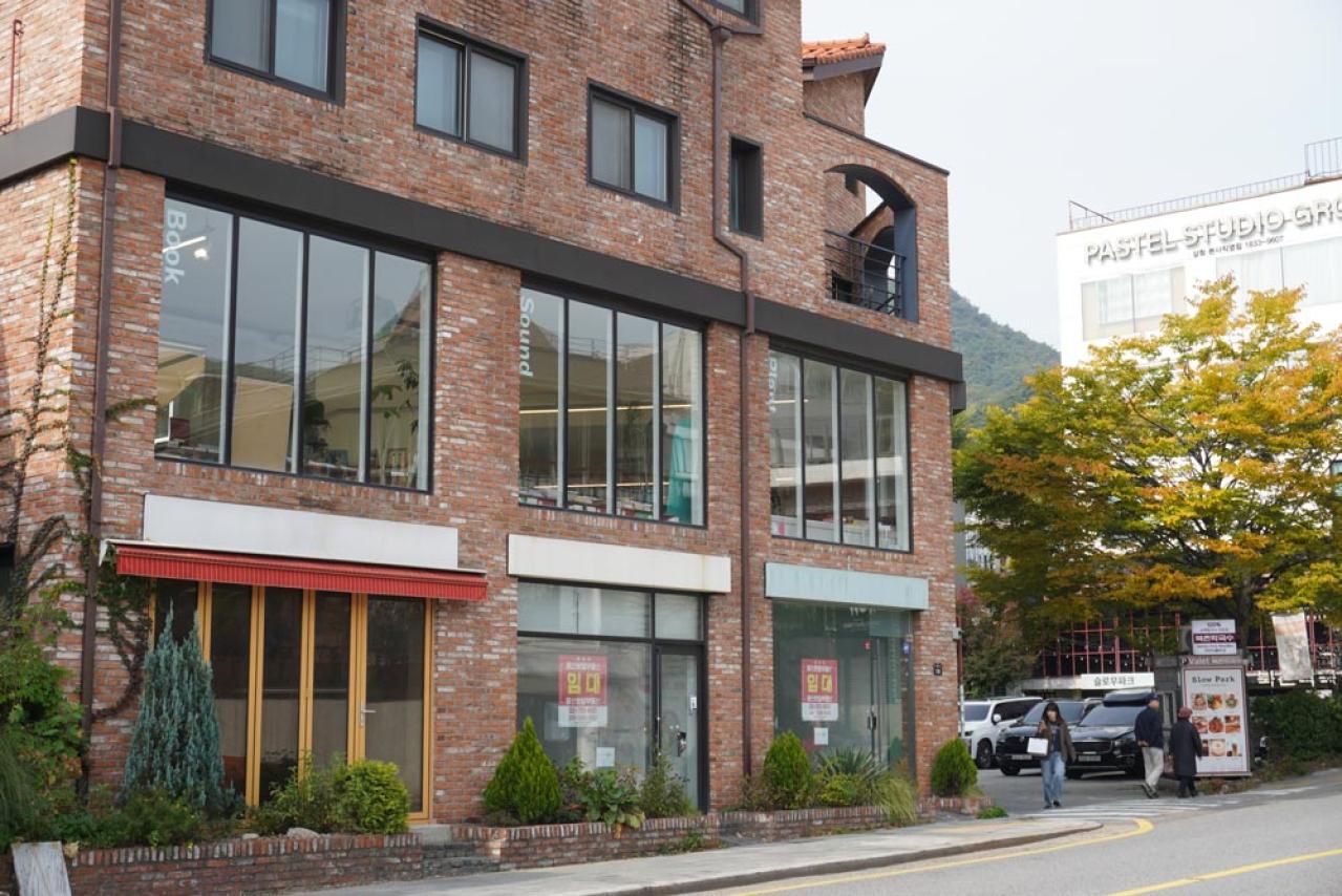 【2025最新 韓国旅行】ソウルで見つけた大人の隠れ道！老舗が並ぶ三清洞と行列必至のすいとん店へ（画像10）