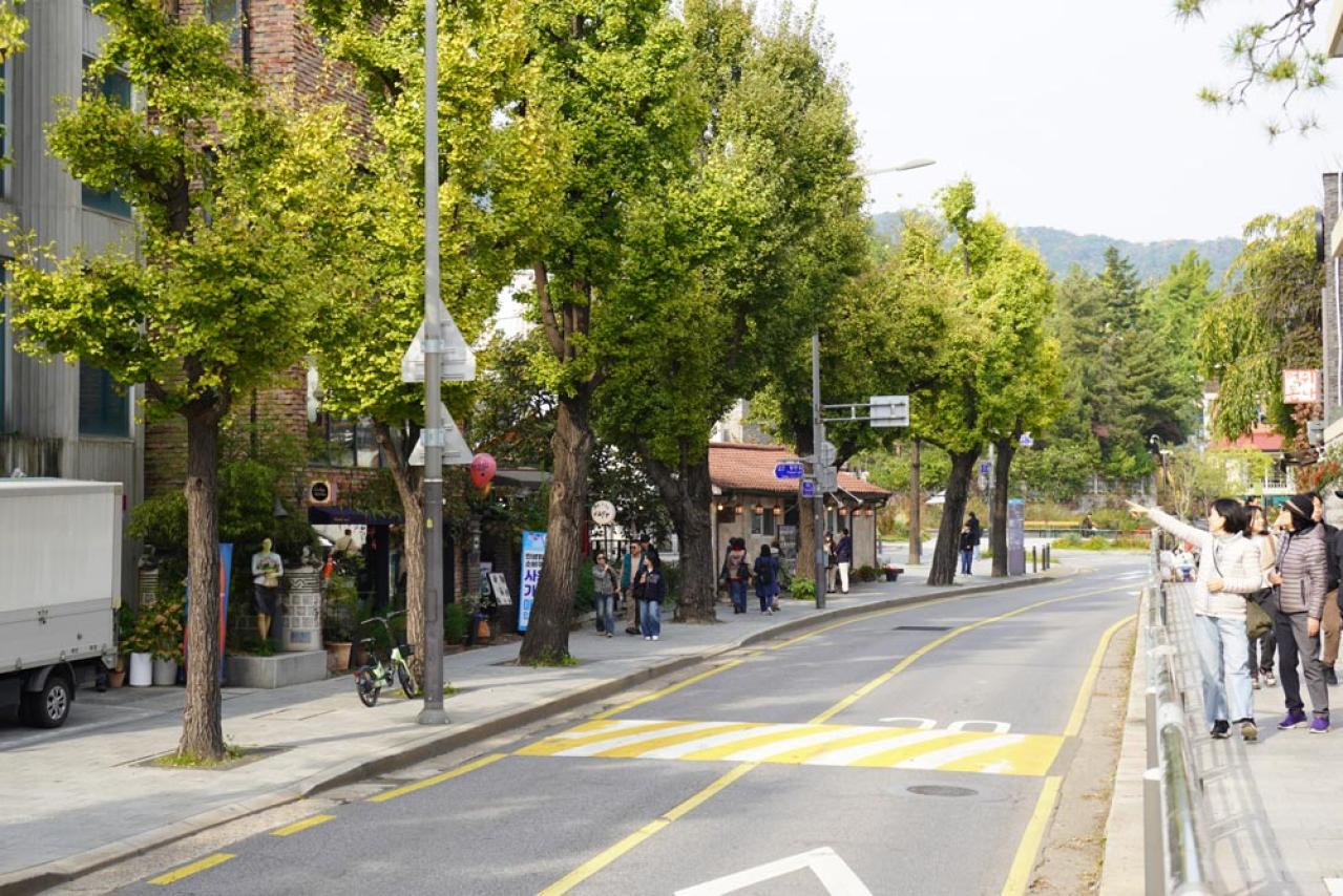 【2025最新 韓国旅行】ソウルで見つけた大人の隠れ道！老舗が並ぶ三清洞と行列必至のすいとん店へ（画像20）