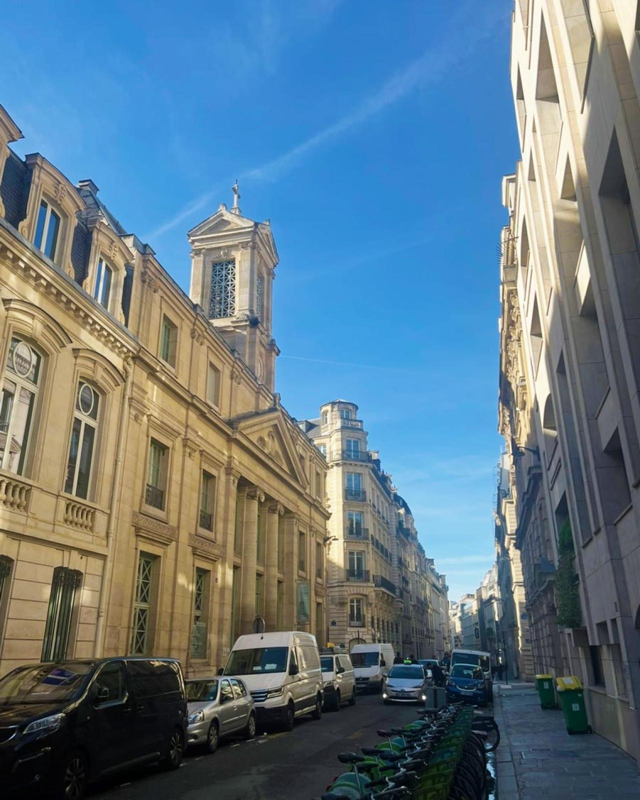 フランス・パリの築140年超のアパルトマン2LDKひとり暮らしのお宅拝見。50代マダムのセンスの良いインテリアとは？【前編】（画像8）