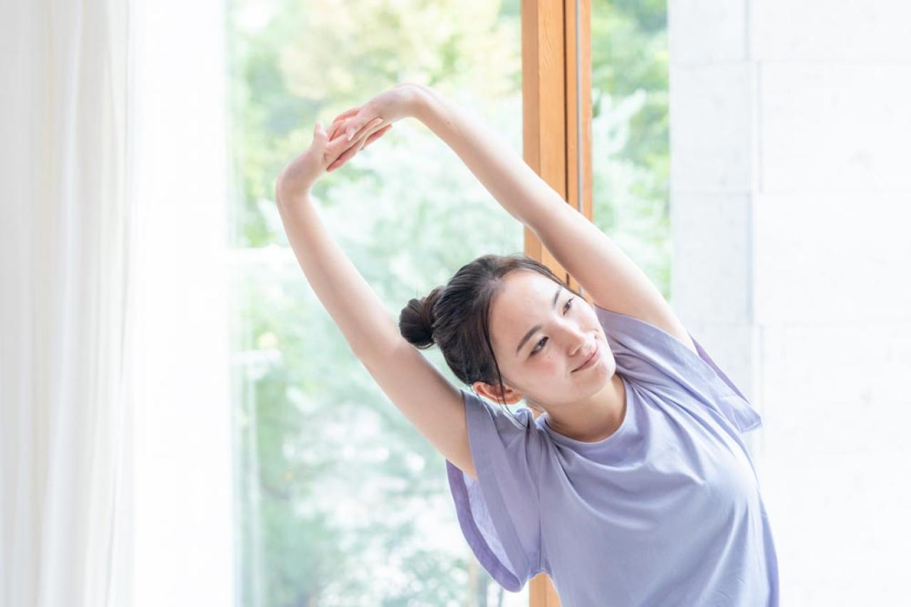 “開脚の女王”が指南する「脚裏のばしストレッチ」お腹が自然にひっこむ！腰痛の改善にも（画像2）