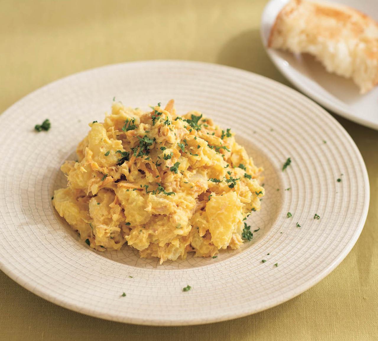 香ばしさが料理のアクセントに！【フライドオニオン】活用レシピ2選「目玉焼き丼」「ツナカレーポテトサラダ」（画像5）