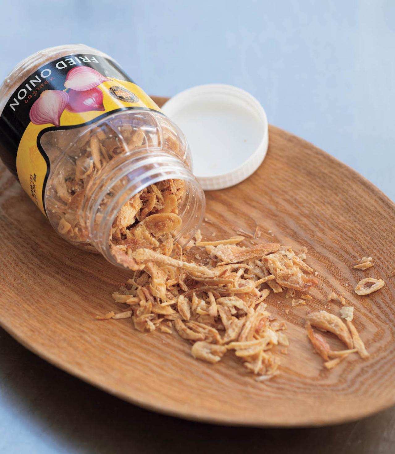 香ばしさが料理のアクセントに！【フライドオニオン】活用レシピ2選「目玉焼き丼」「ツナカレーポテトサラダ」（画像3）