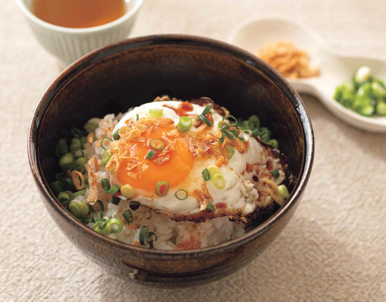 香ばしさが料理のアクセントに！【フライドオニオン】活用レシピ2選「目玉焼き丼」「ツナカレーポテトサラダ」（画像4）