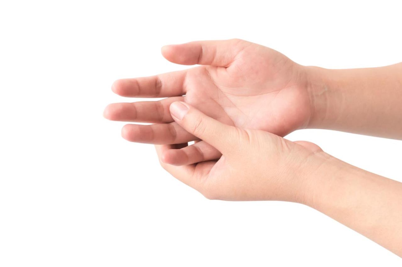 忙しい女性の指ケア。“開脚の女王”Eikoさん直伝「指マッサージ」で気持ちも前向きに！