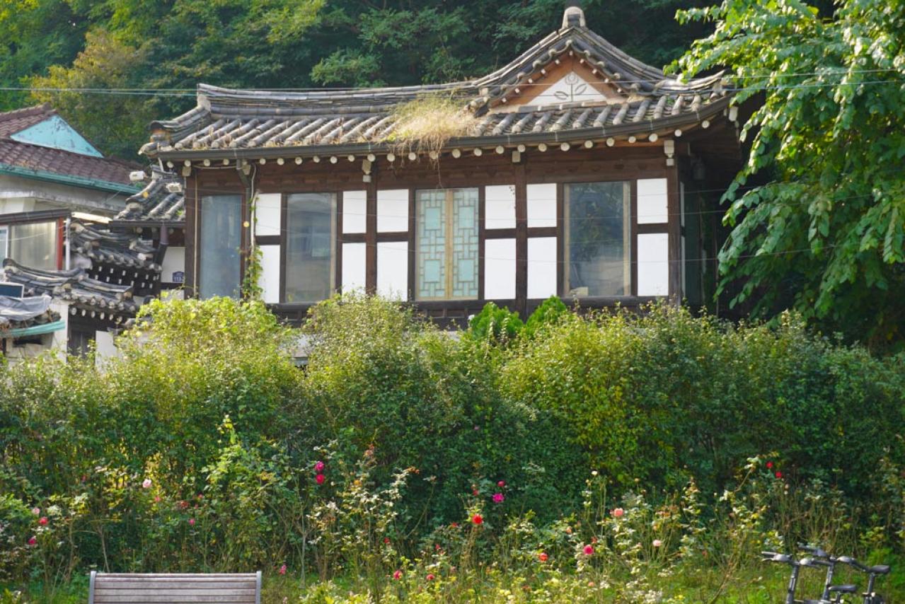 【2025最新 韓国旅行】ソウルで見つけた大人の隠れ道！老舗が並ぶ三清洞と行列必至のすいとん店へ（画像17）