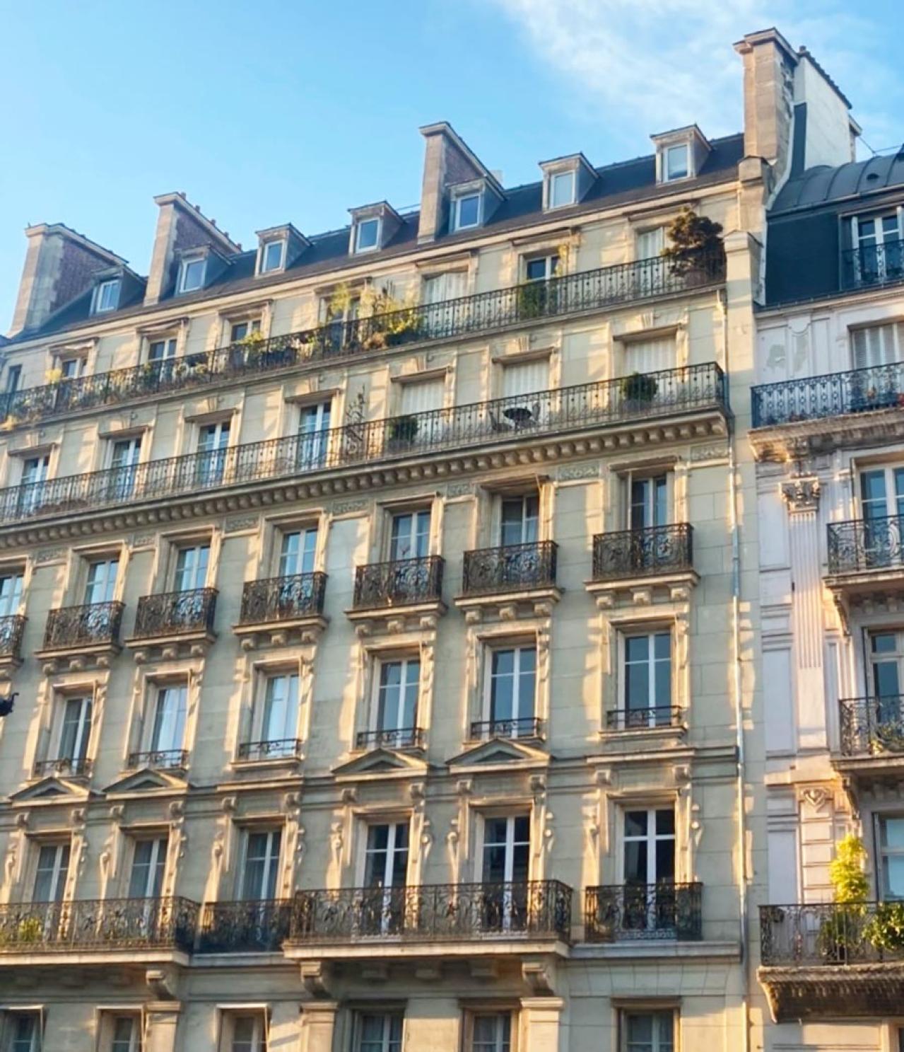 フランス・パリの築140年超のアパルトマン2LDKひとり暮らしのお宅拝見。50代マダムのセンスの良いインテリアとは？【前編】（画像7）