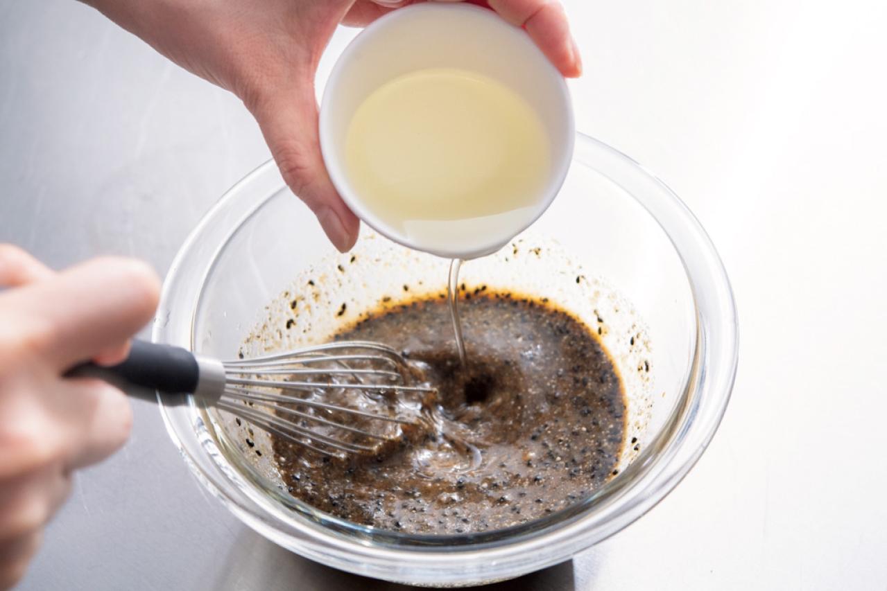 かけるだけで腸が喜ぶ！甘酒×黒ごま【発酵ドレッシング】で簡単ヘルシーサラダ（画像3）