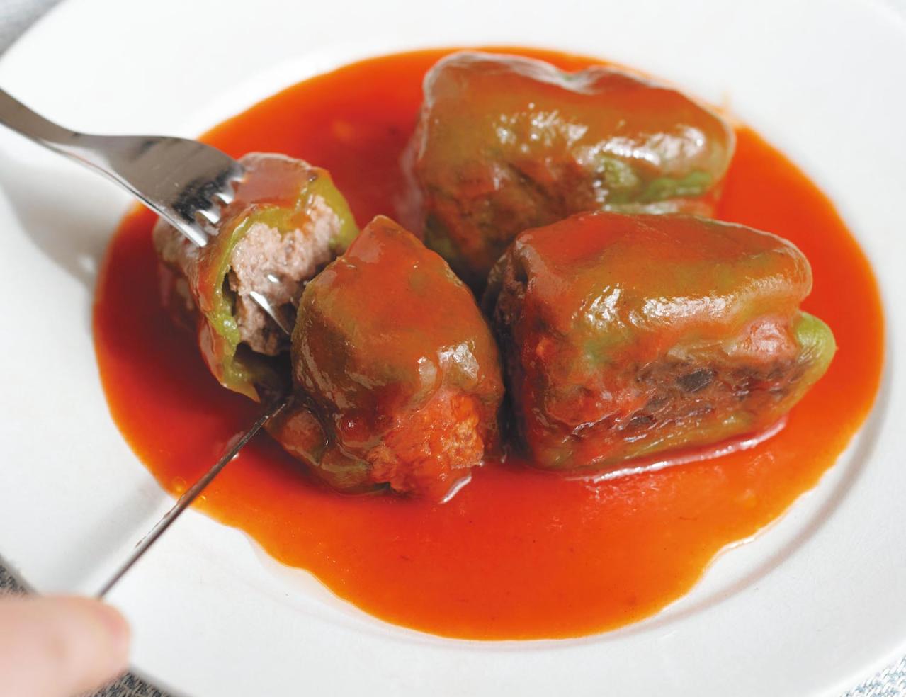 いつもの【豚バラ＆合びき肉】で1人分のおかずがあっという間！ お酒にも合うレシピ2選「ピーマン肉詰め煮」「豚肉のコールスローサラダ巻き焼き」（画像3）