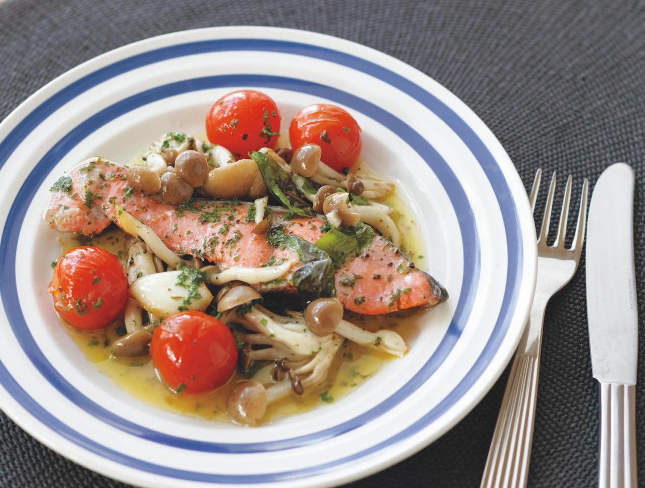 【塩鮭活用術】野菜もたっぷりとれる！おしゃれなひとりご飯「塩鮭とカリフラワーのクリーム煮」「塩鮭のアクアパッツァ風」（画像4）