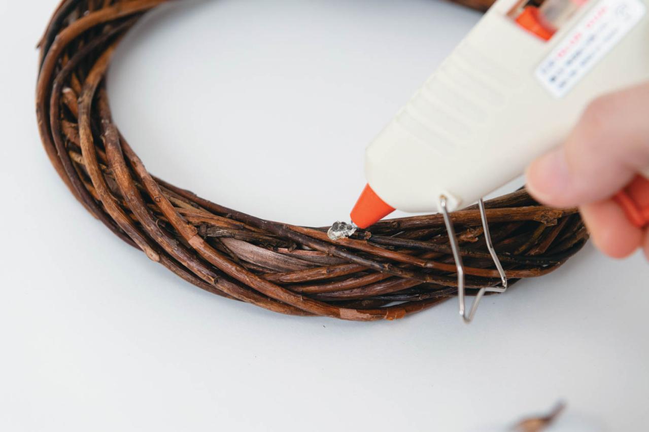 初心者でも簡単＆おしゃれにできる【クリスマスリース】市販のリース土台で手軽に（画像4）