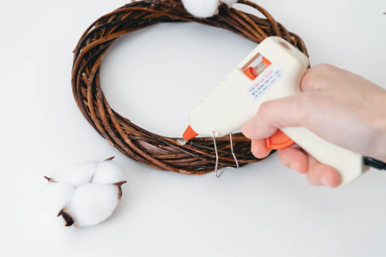 初心者でも簡単＆おしゃれにできる【クリスマスリース】市販のリース土台で手軽に（画像5）