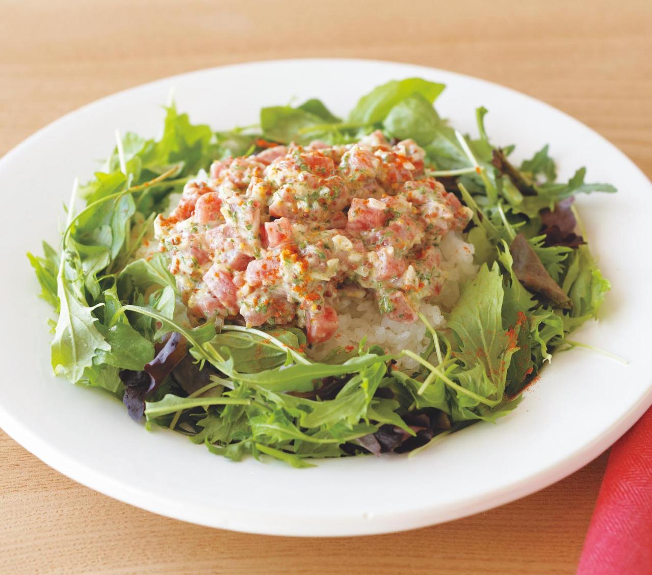 ひとり暮らしの味方！ ランチにもディナーにも使える【ワンプレート】レシピ2選「焼きトマトとベーコンエッグのっけ丼」「まぐろのタルタル丼」（画像4）