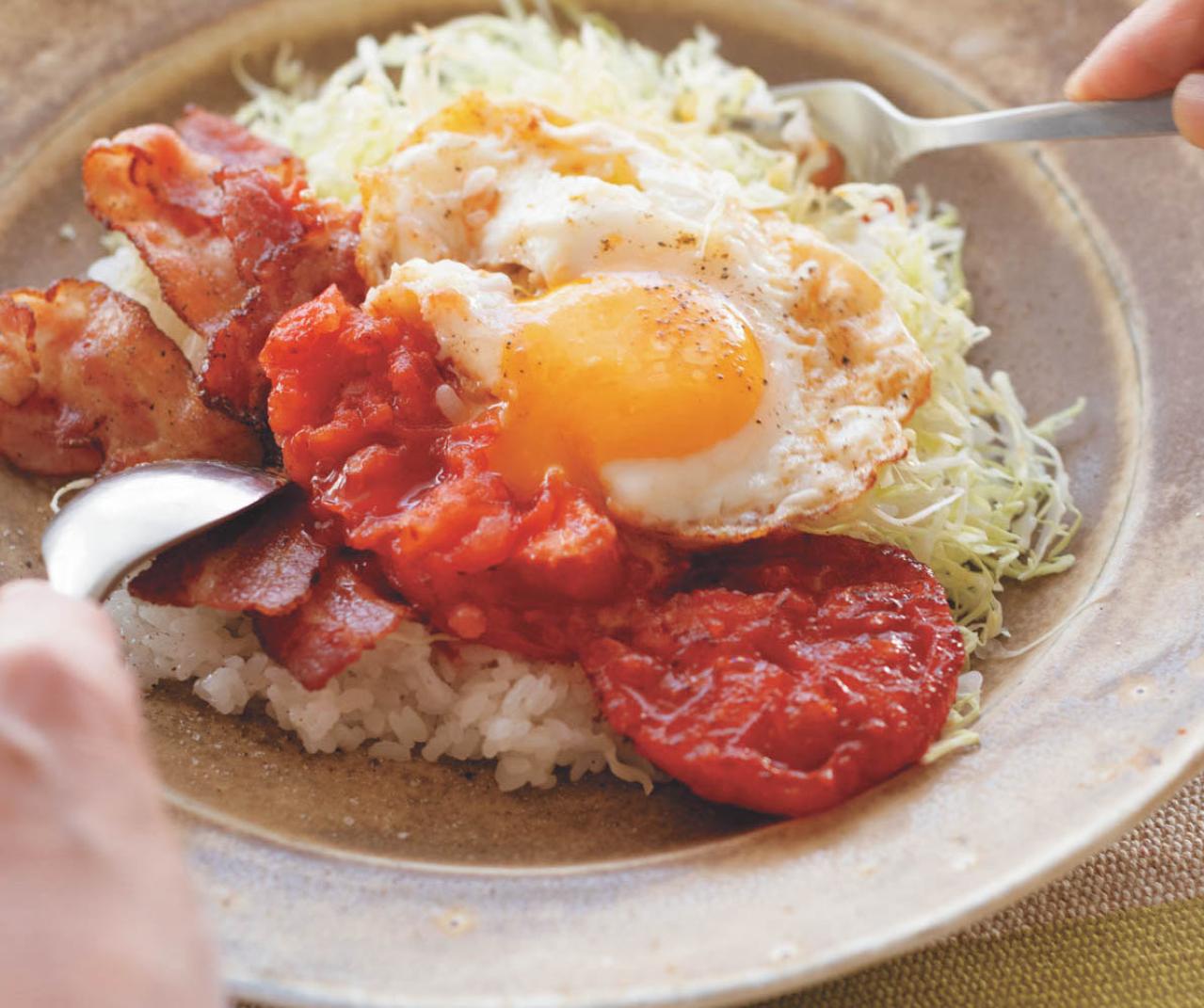 ひとり暮らしの味方！ ランチにもディナーにも使える【ワンプレート】レシピ2選「焼きトマトとベーコンエッグのっけ丼」「まぐろのタルタル丼」（画像3）