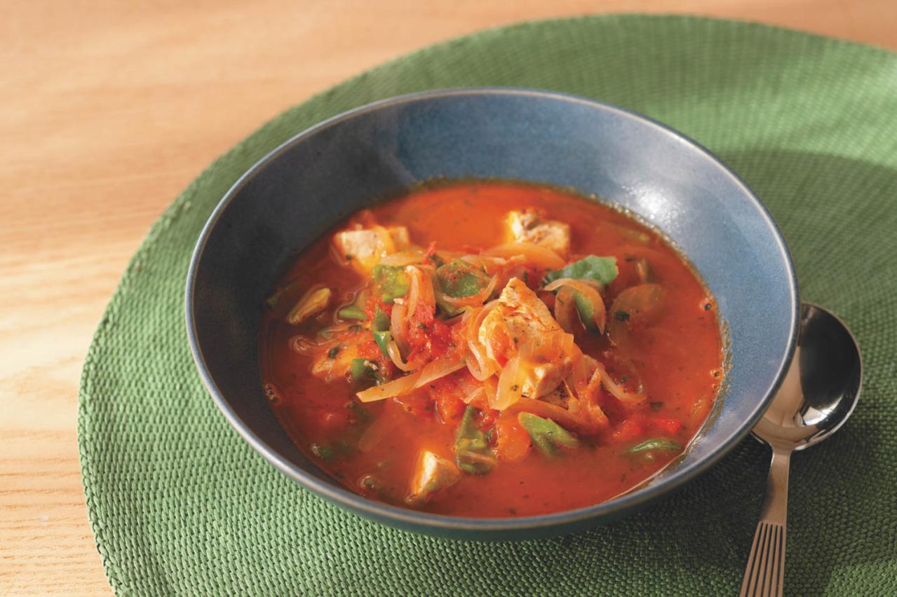 一皿で大満足！ 栄養バランスが整う【具だくさんスープ】の1人分レシピ2選「鶏肉とキャベツのグラタンスープ」「かじきのピリ辛トマトスープ」
