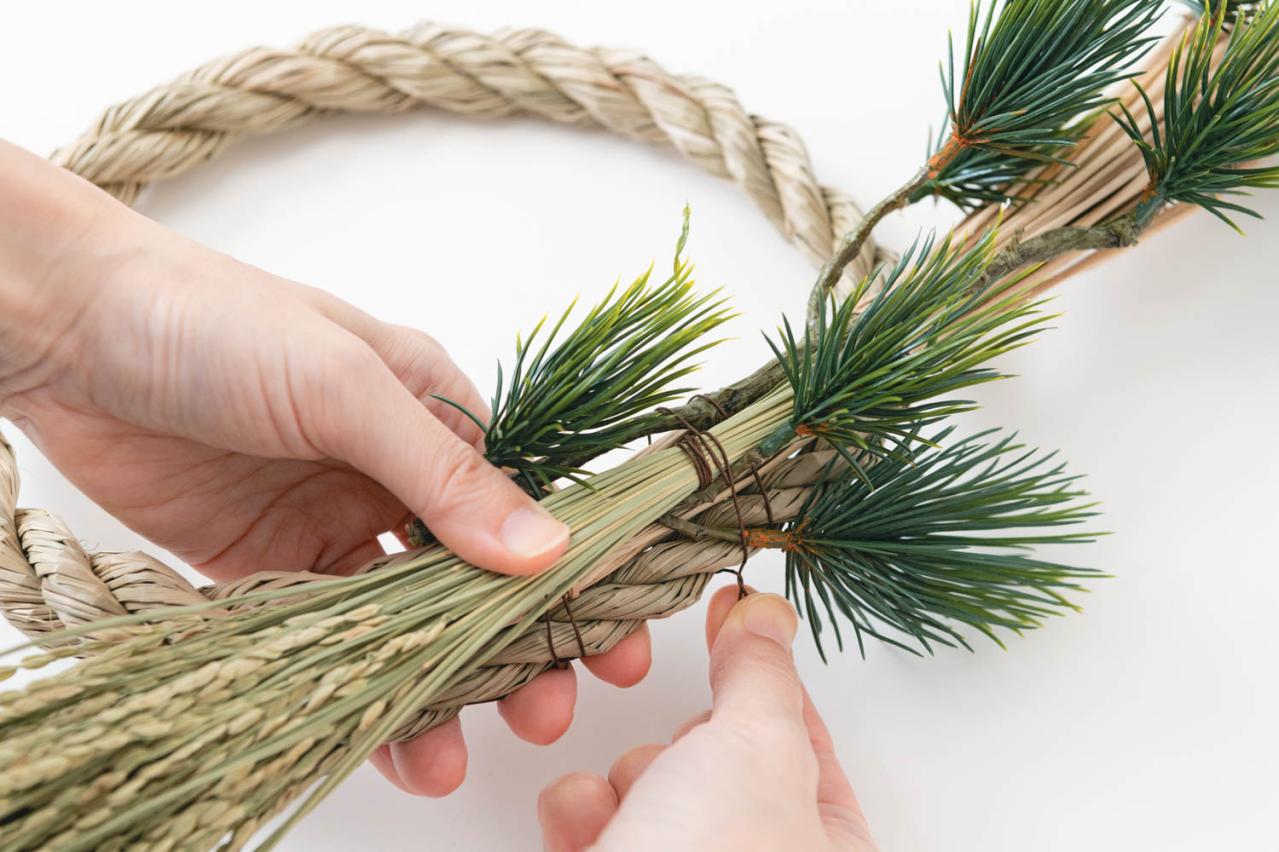 市販の材料で簡単！【しめ縄リース】マンションの玄関や洋間にも合うモダンなアレンジ（画像7）