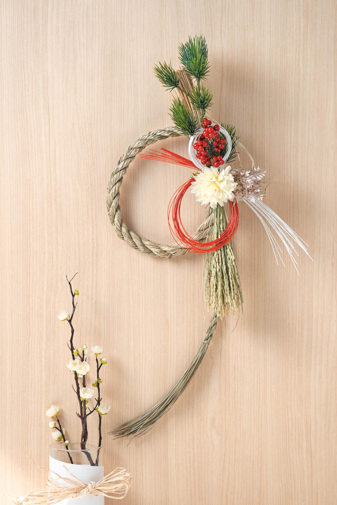 市販の材料で簡単！【しめ縄リース】マンションの玄関や洋間にも合うモダンなアレンジ（画像2）