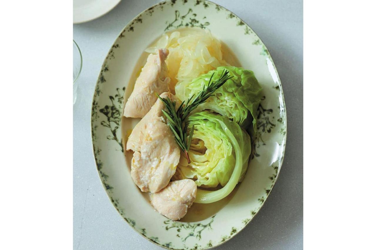 鶏むね肉がふっくらジューシー！「鶏むね肉とキャベツのハーブ蒸し」疲労回復と集中力もアップ