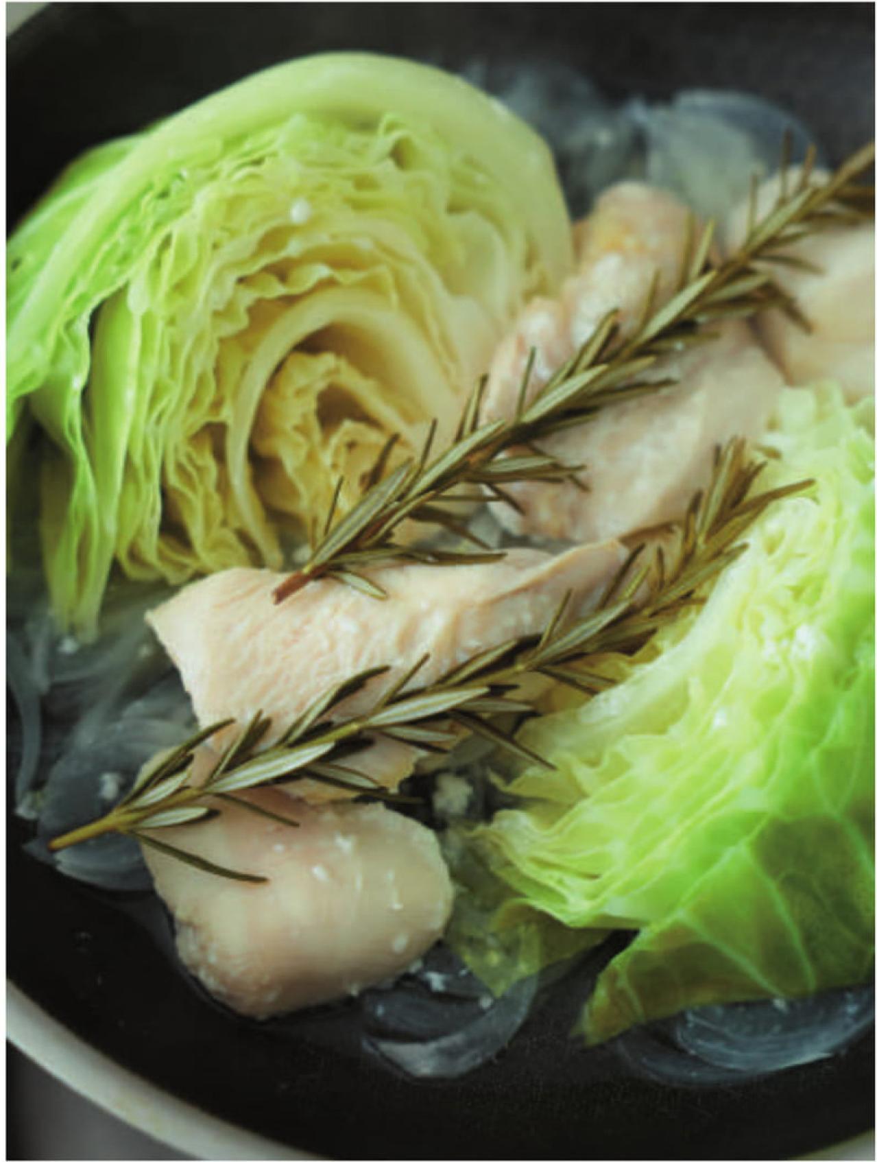 鶏むね肉がふっくらジューシー！「鶏むね肉とキャベツのハーブ蒸し」疲労回復と集中力もアップ（画像2）