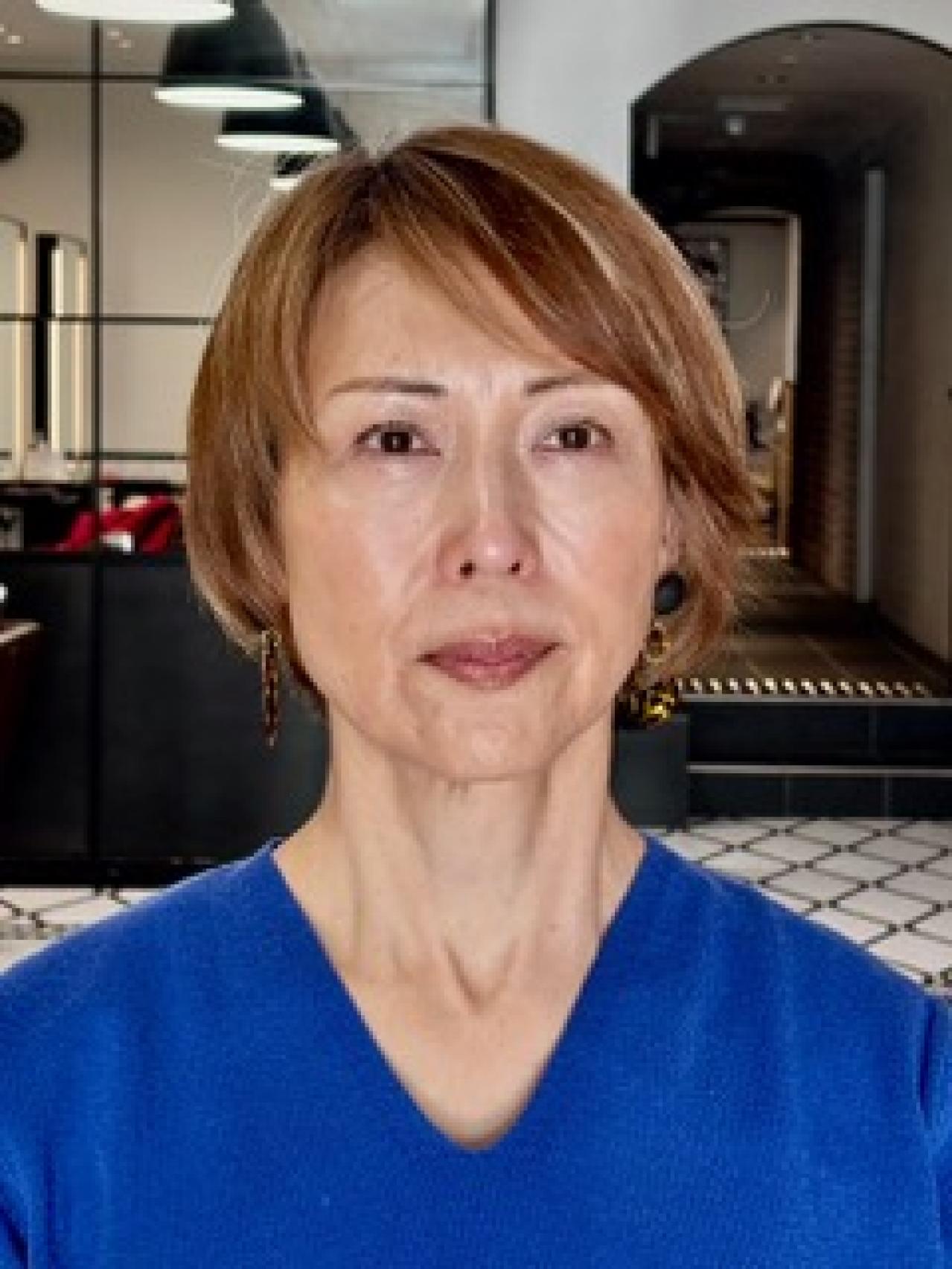 50代におすすめの【2026年最旬ショートヘア】2選。ハイライトで立体感をプラス！（画像2）