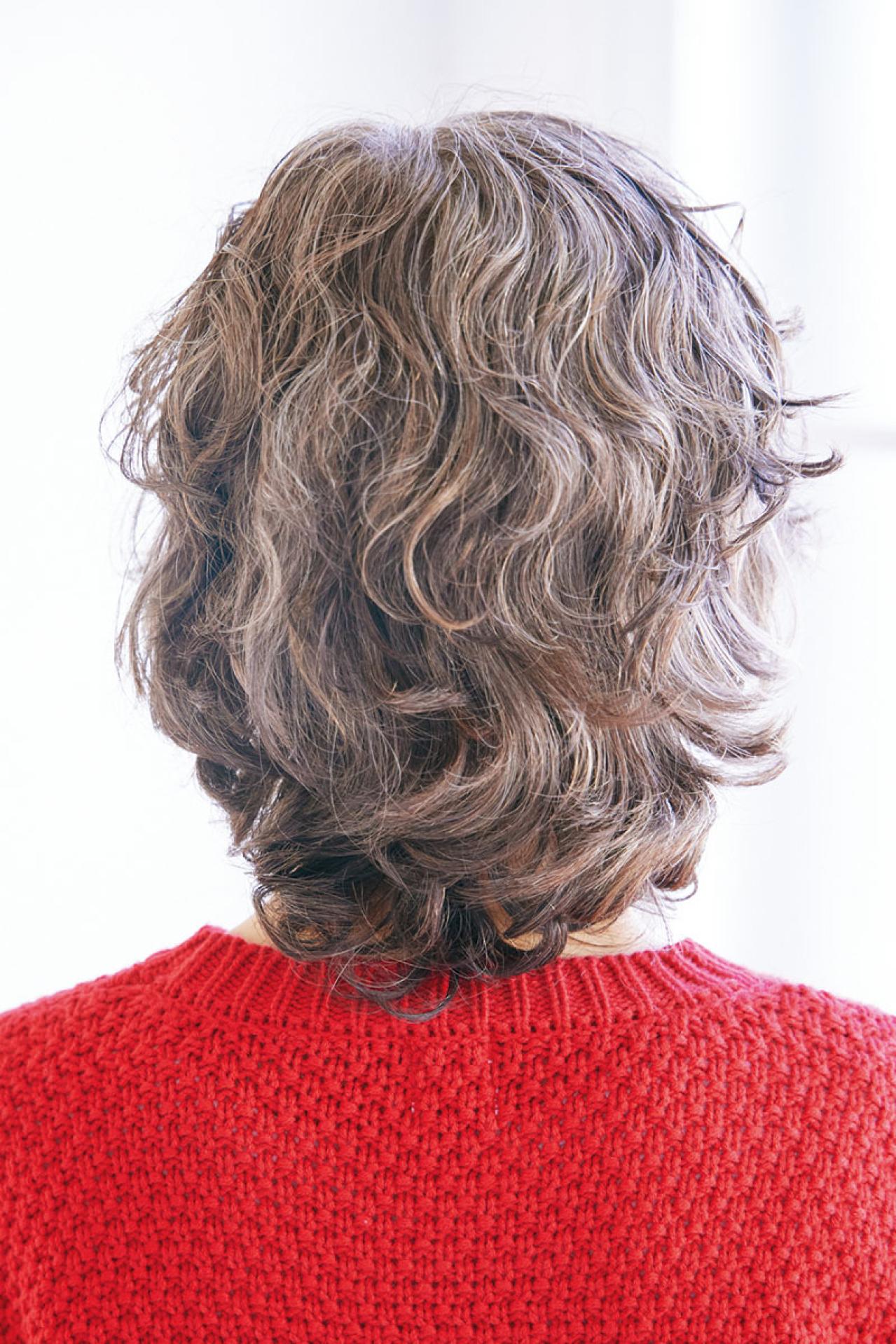 50・60代の髪悩み「白髪とボリュームダウン」を解消する【ミディアムパーマスタイル】2選（画像6）