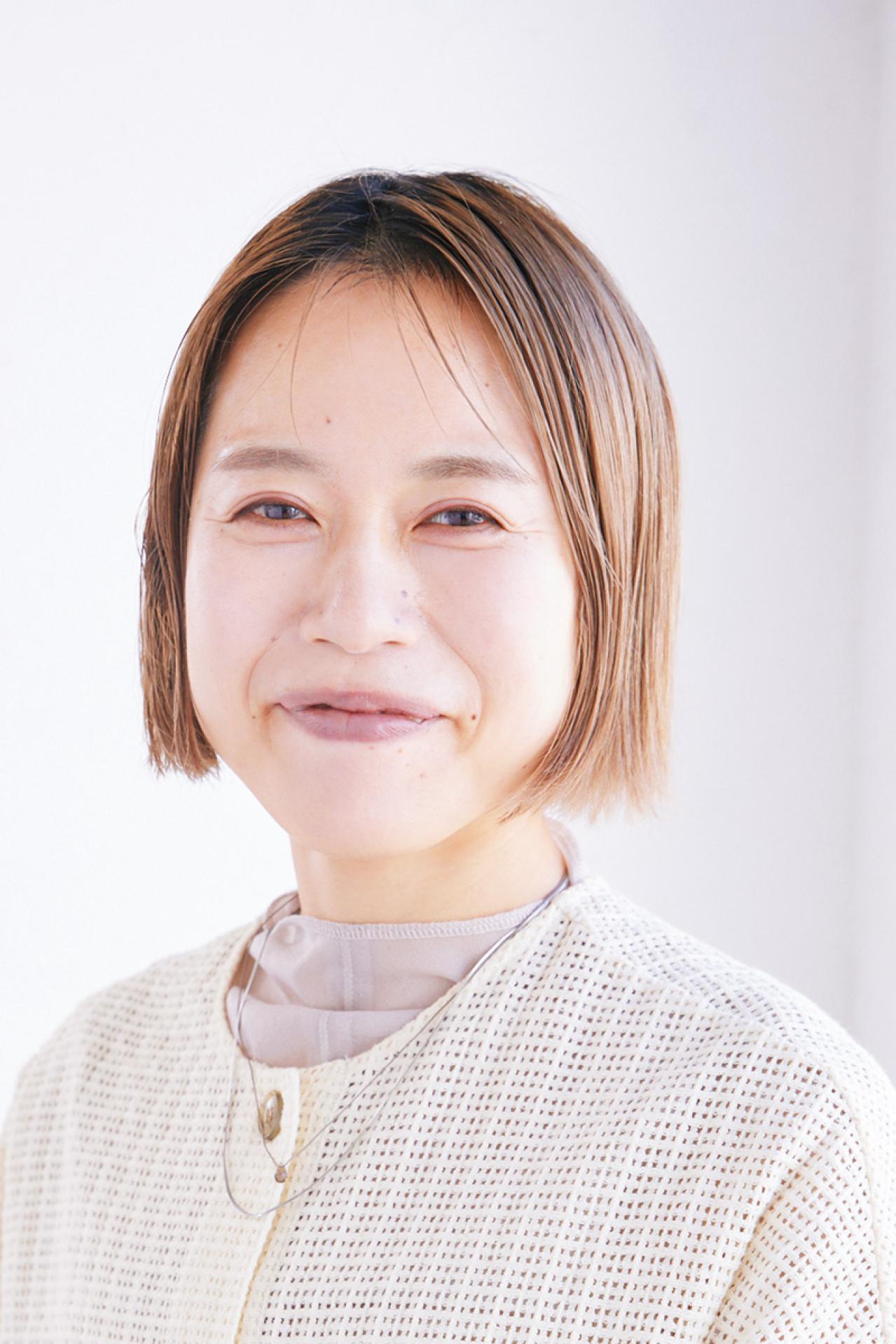 50・60代の髪悩み「白髪とボリュームダウン」を解消する【ミディアムパーマスタイル】2選（画像12）