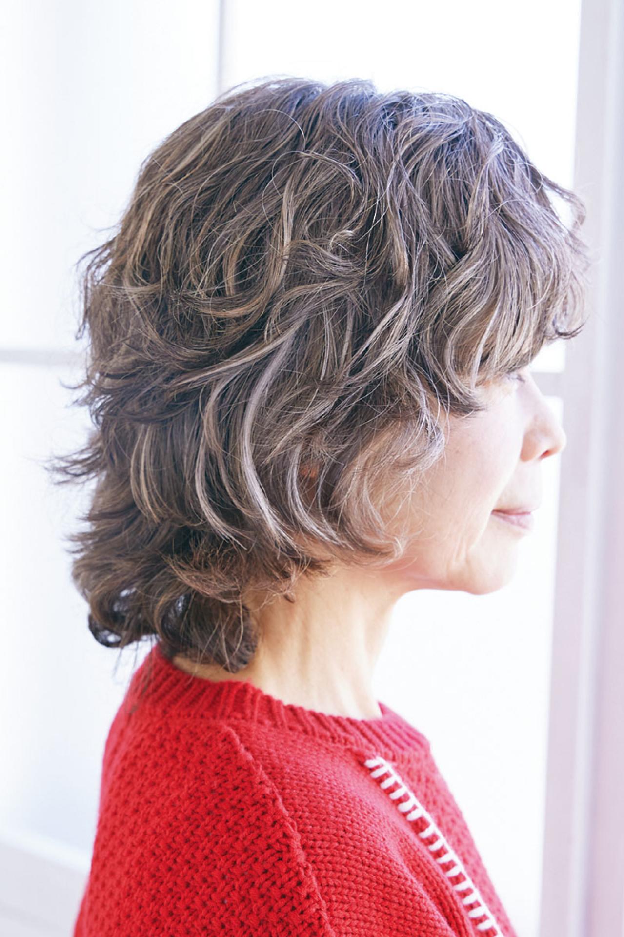 50・60代の髪悩み「白髪とボリュームダウン」を解消する【ミディアムパーマスタイル】2選（画像5）