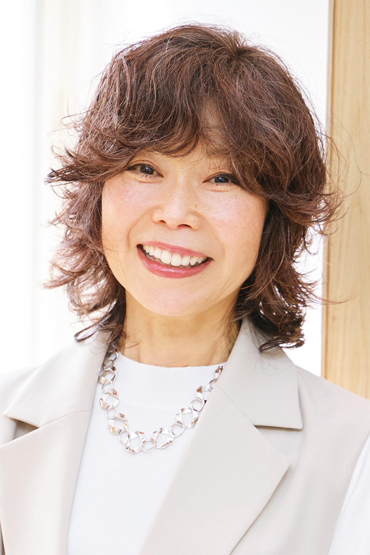 50・60代の髪悩み「白髪とボリュームダウン」を解消する【ミディアムパーマスタイル】2選（画像3）