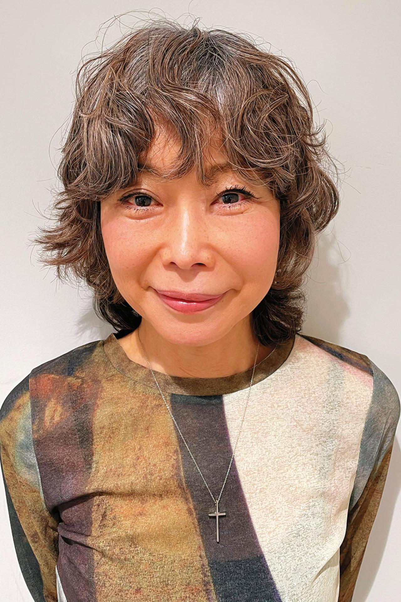 50・60代の髪悩み「白髪とボリュームダウン」を解消する【ミディアムパーマスタイル】2選（画像2）