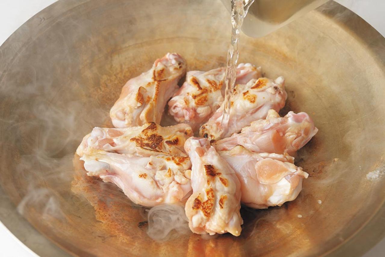 【三國シェフ】流のひと手間で劇的においしくなる！ 肉の定番おかず2選「鶏の水炊き／和風おろしハンバーグ」（画像3）