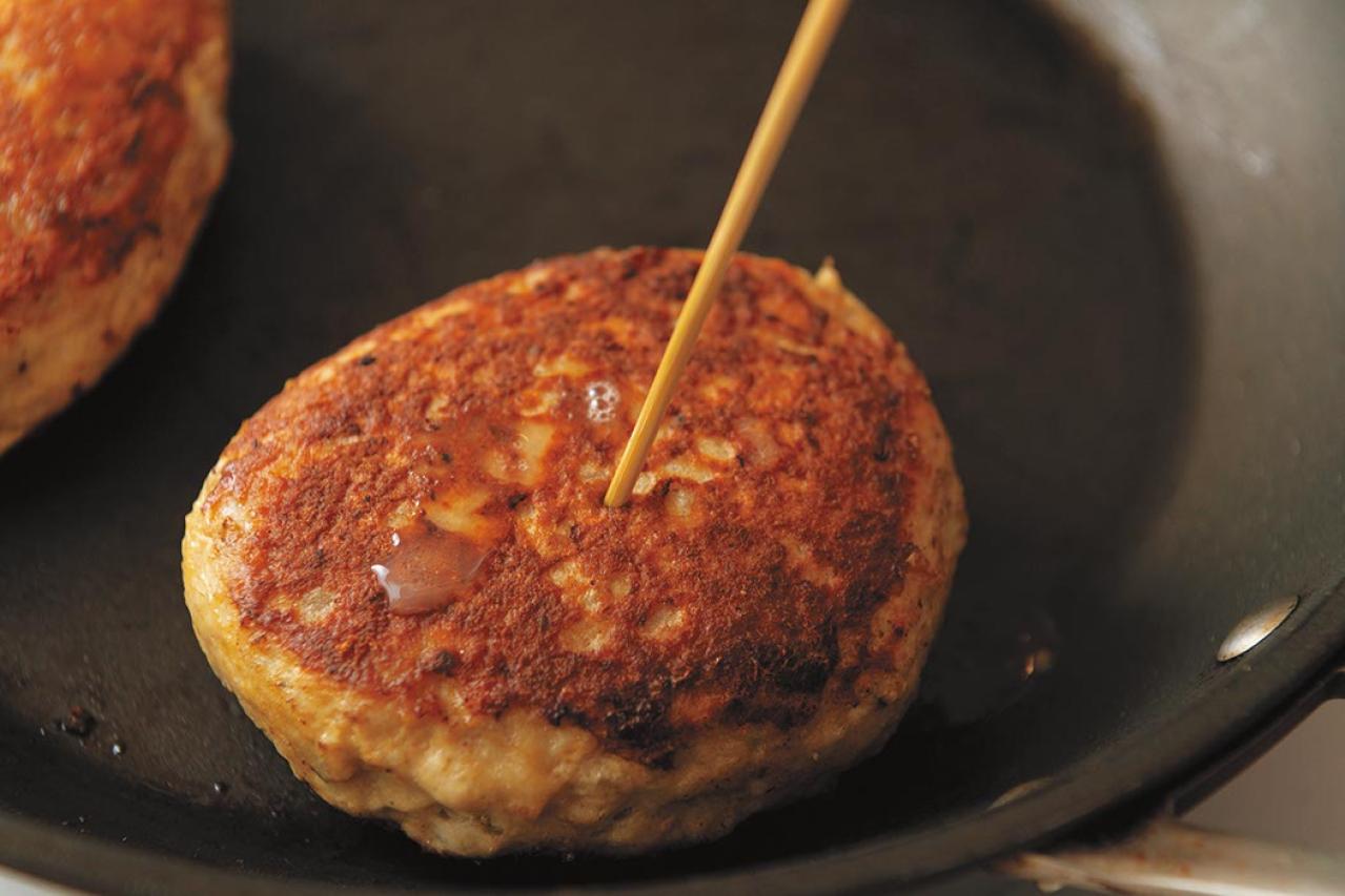 【三國シェフ】流のひと手間で劇的においしくなる！ 肉の定番おかず2選「鶏の水炊き／和風おろしハンバーグ」（画像5）