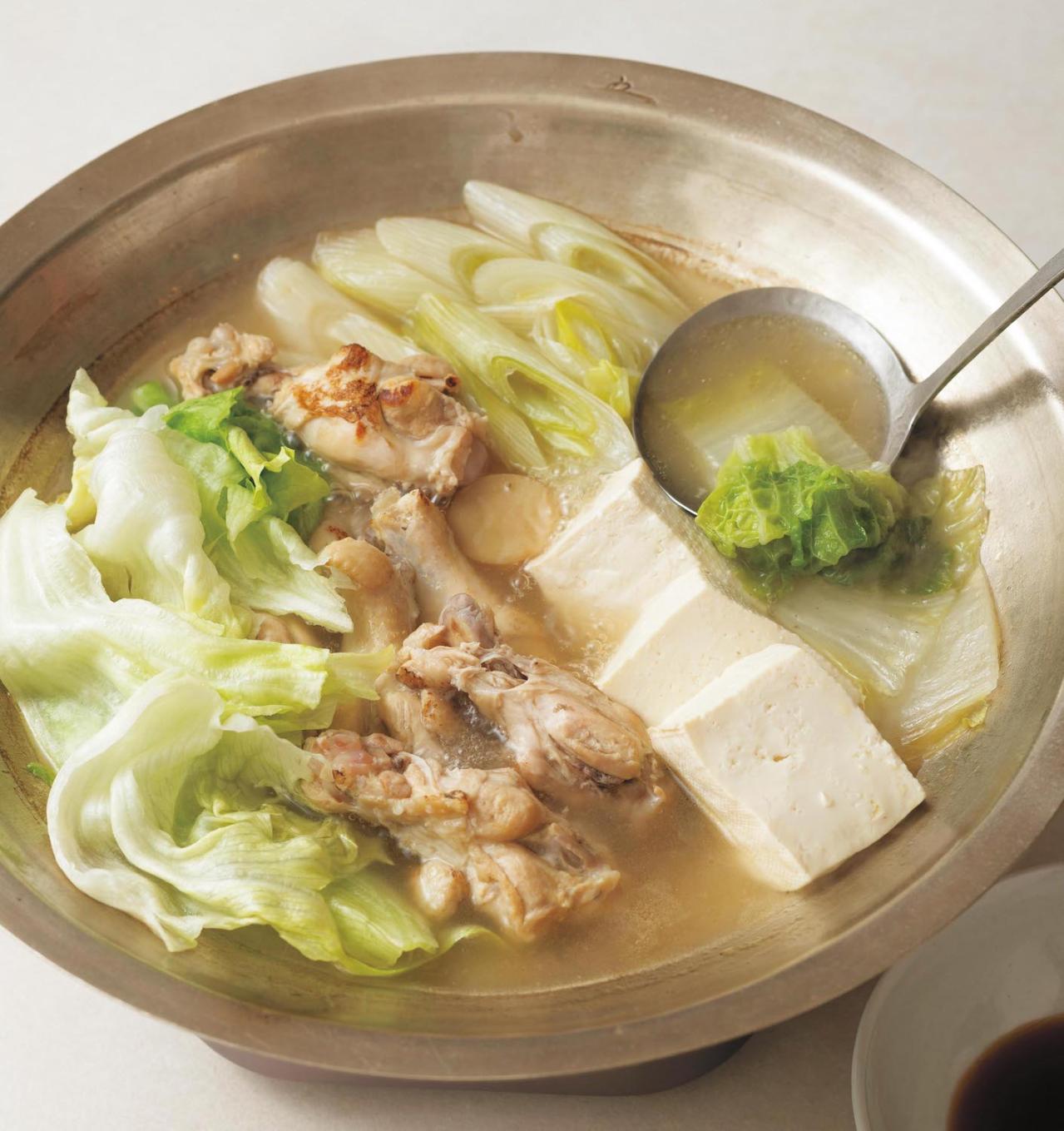 【三國シェフ】流のひと手間で劇的においしくなる！ 肉の定番おかず2選「鶏の水炊き／和風おろしハンバーグ」（画像2）