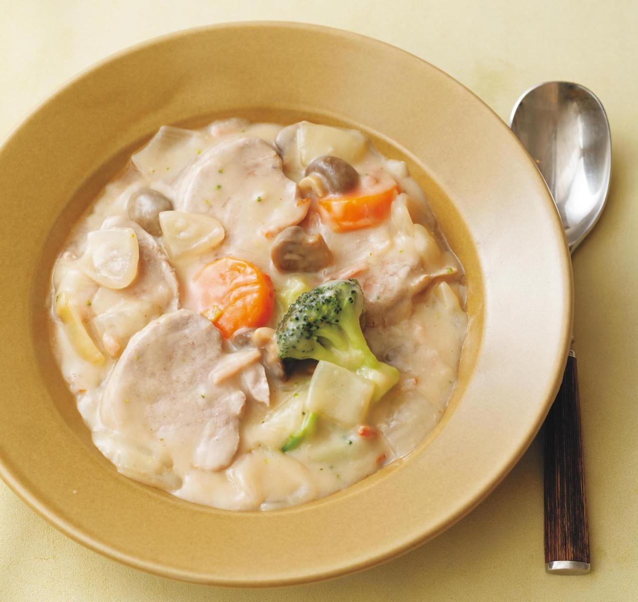 洋風のごちそうが意外と簡単にできる【三國シェフ】流のコツとは？「豚ヒレ肉のクリームシチュー／魚のムニエル」（画像2）