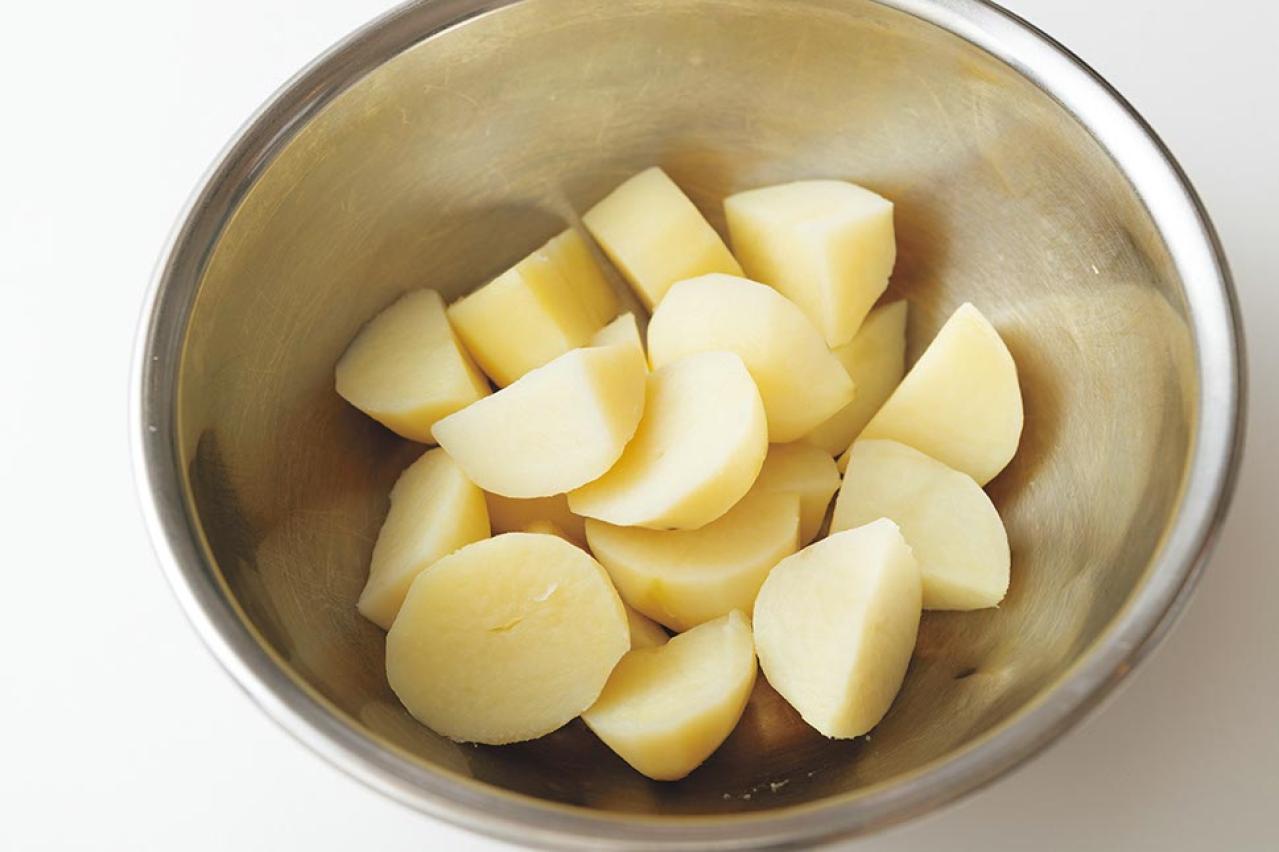 【三國シェフ】の思い出の味を再現！ 体の芯から温まる「鮭汁」＆さくさくとおいしい「プチあげいも」（画像4）