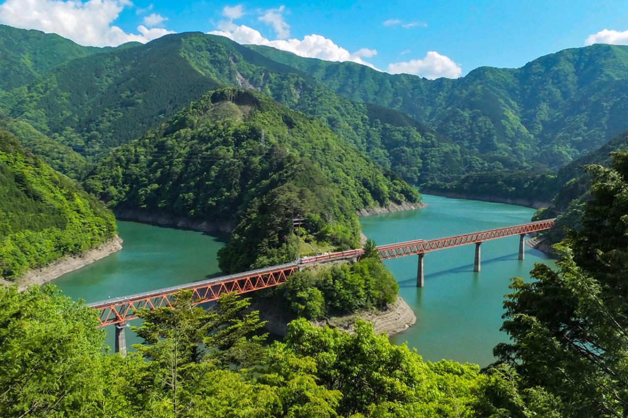 駅近だから老親との旅行にも◎【絶景駅・4選】山や渓谷美が眼前に！
