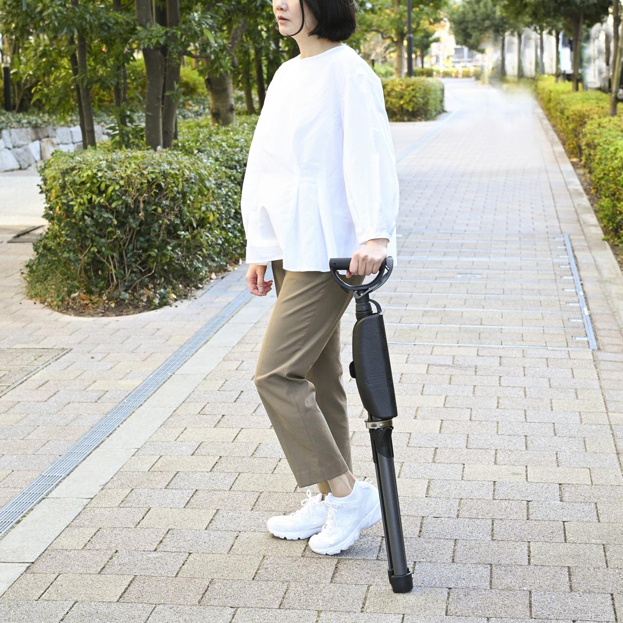 2秒でチェンジ！座れるステッキ（画像2）