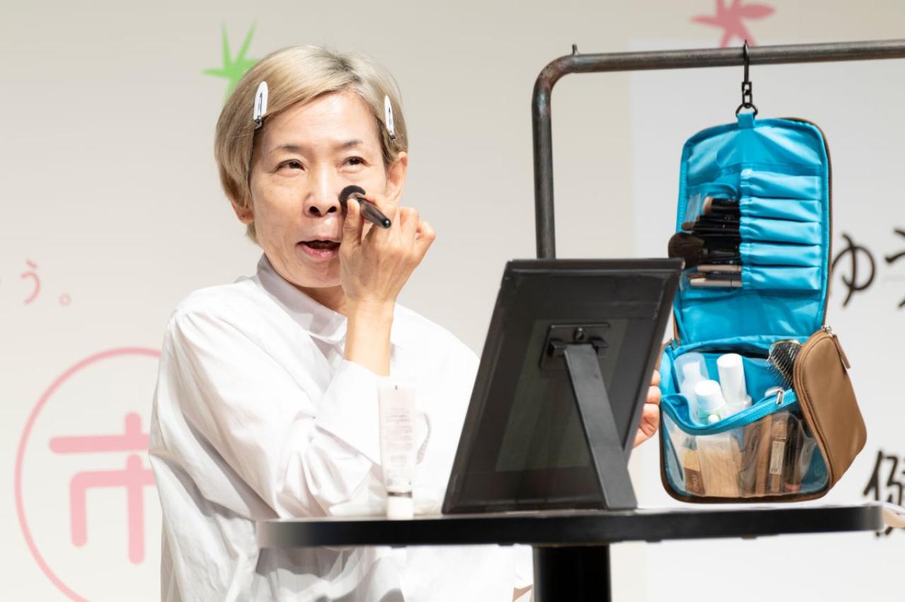 【人気YouTuber直伝】旅先でも崩さない！40～50代からの長持ちメイクのコツ（画像3）