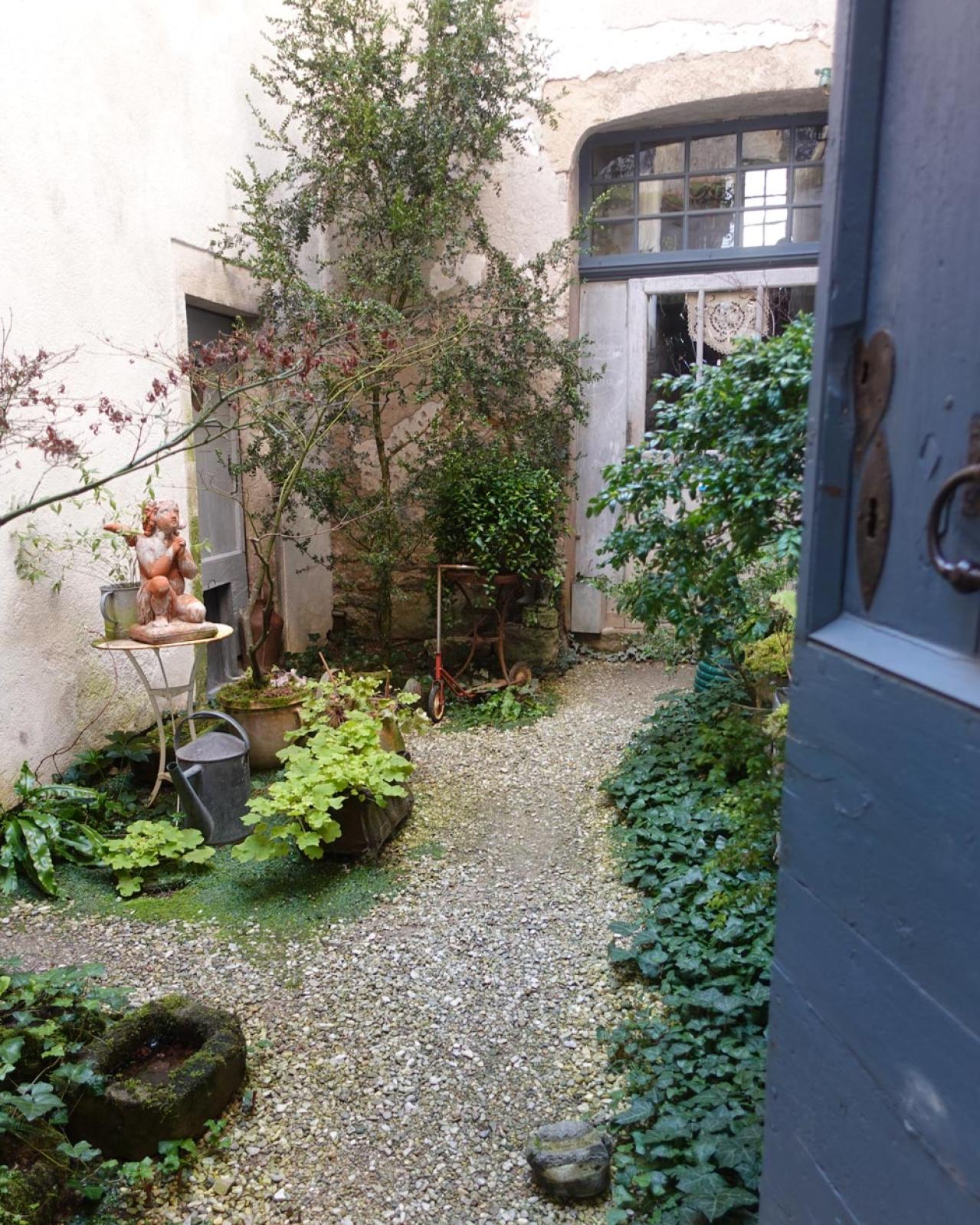 南仏の小さな村で現役、69歳アンティーク商が語る「人間に本当に必要なものは、実はとても少ない」（画像5）