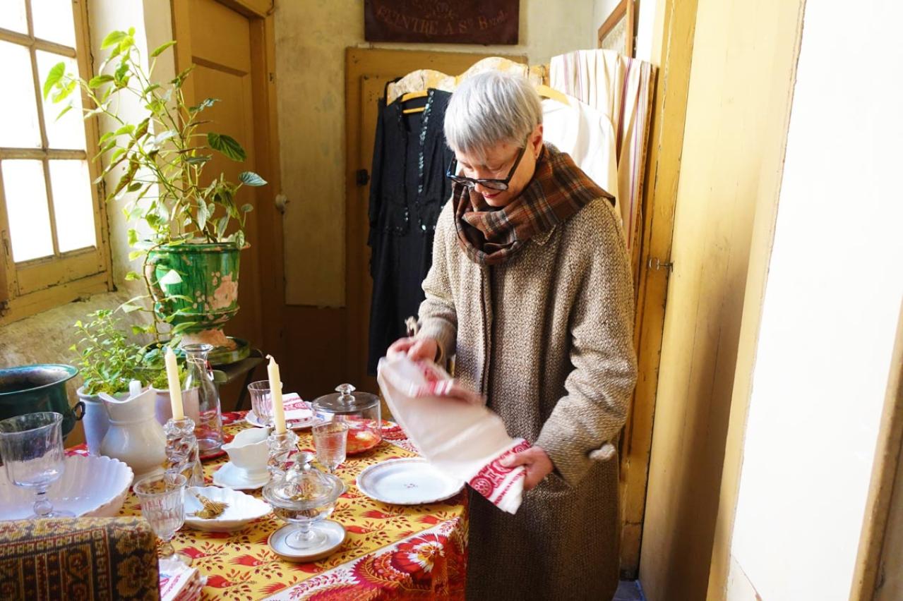 南仏の片田舎でアンティーク店を営む69歳。魔女の館のような中世の家で語る「修復とは、家の魂を尊重すること」