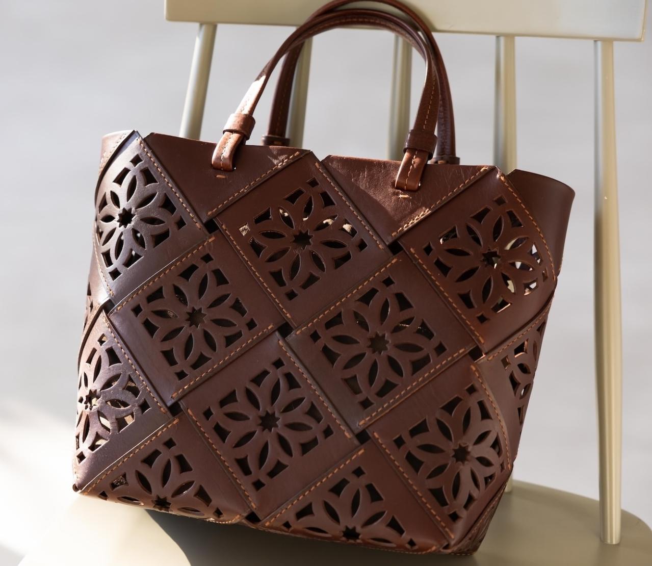 A4が入るのに上品【最旬トートバッグ4選】スタイリストが50代以上にすすめる名品とは？（画像8）