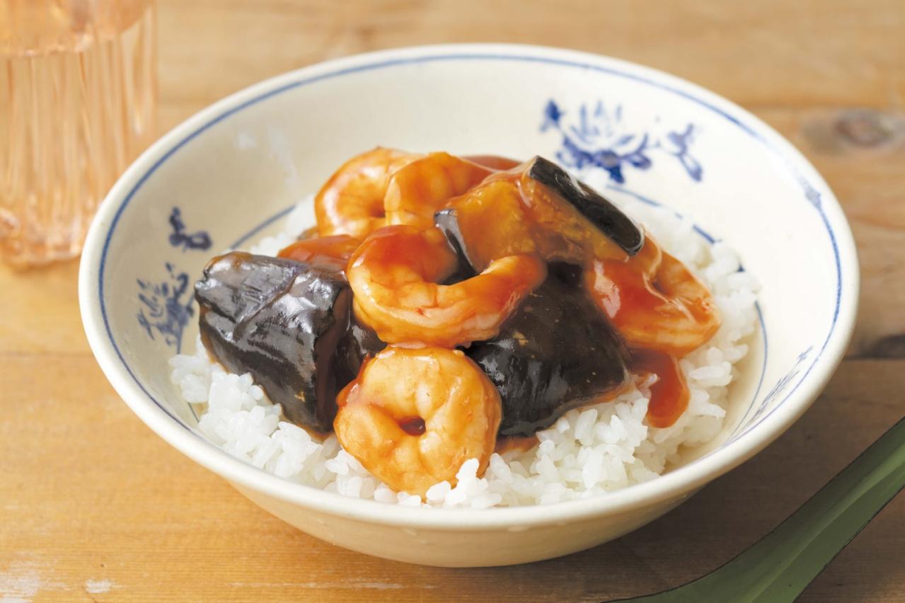 揚げてあるからコクがあっておいしい！【冷凍揚げなす】の時短レシピ2選「鶏肉オイスター煮／えびチリ丼」