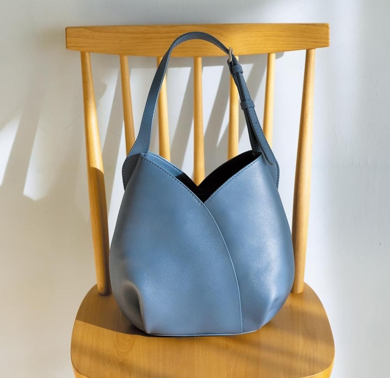 A4が入るのに上品【最旬トートバッグ4選】スタイリストが50代以上にすすめる名品とは？（画像7）