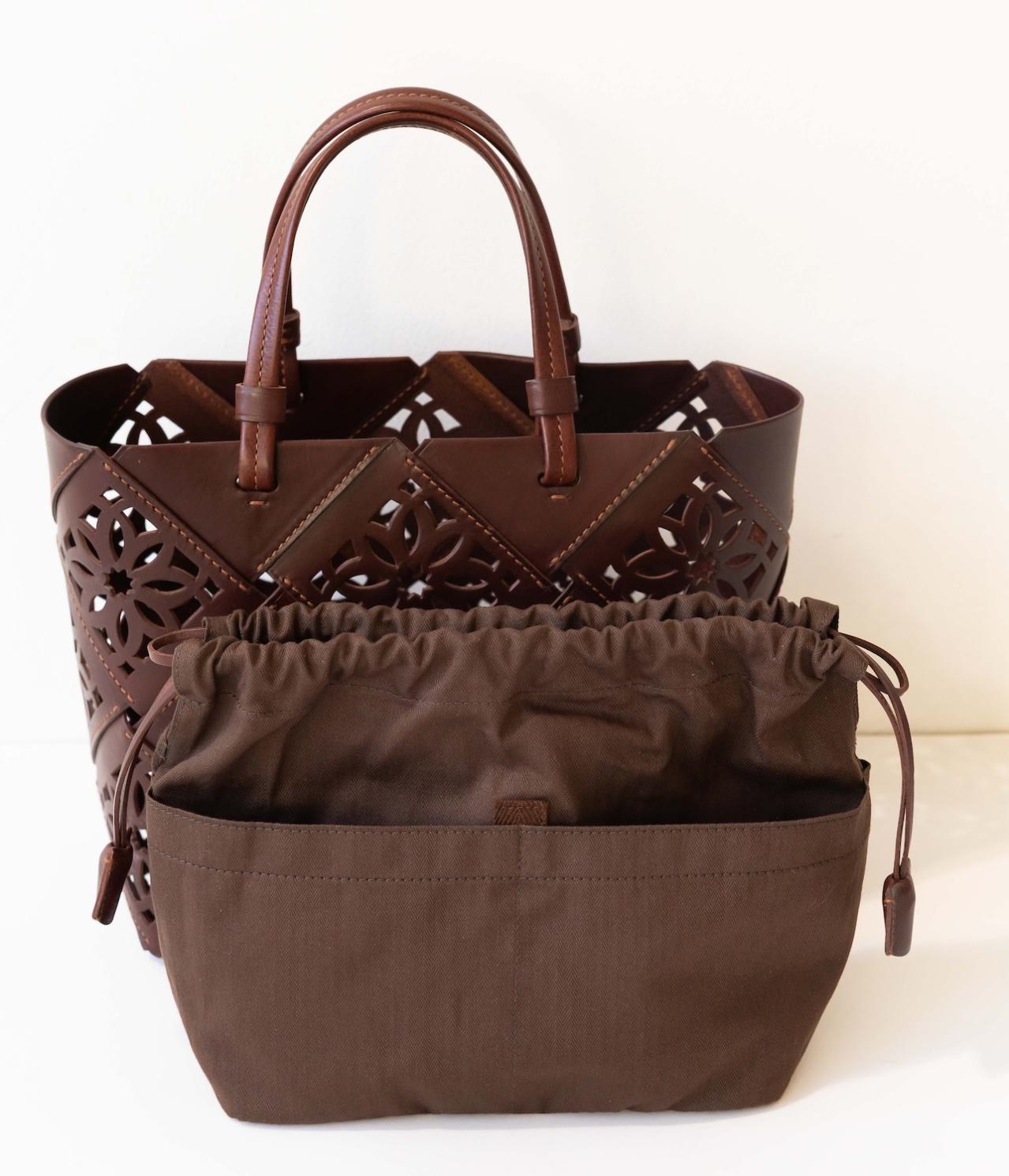 A4が入るのに上品【最旬トートバッグ4選】スタイリストが50代以上にすすめる名品とは？（画像9）