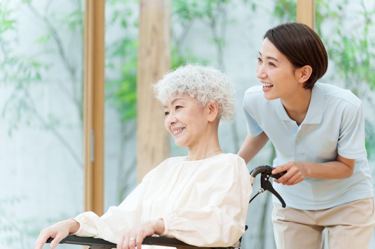 認知症介護のおすすめ【最新グッズ8選】服薬管理・見守り・徘徊GPS・転倒対策で介護の負担減！