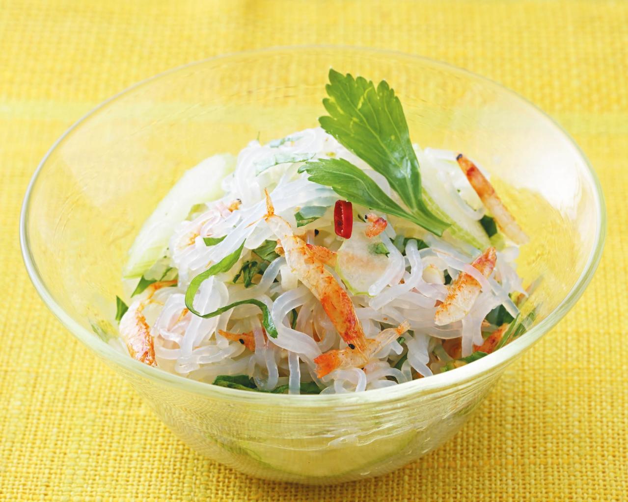 免疫力アップや美肌効果も！【こんにゃく】たっぷりのサラダレシピ2選「新玉ねぎトマトのマリネ／セロリのエスニックサラダ」（画像3）