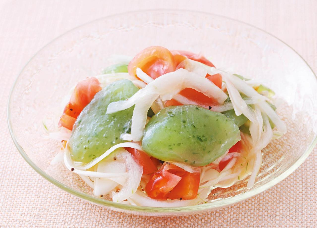 免疫力アップや美肌効果も！【こんにゃく】たっぷりのサラダレシピ2選「新玉ねぎトマトのマリネ／セロリのエスニックサラダ」（画像2）