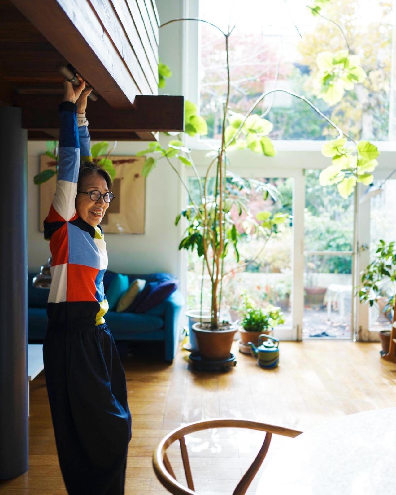 リビングでブランコ？【92歳ひとり暮らし】のデザイナーが続ける3つの“家の中習慣”で体力が落ちない理由（画像2）